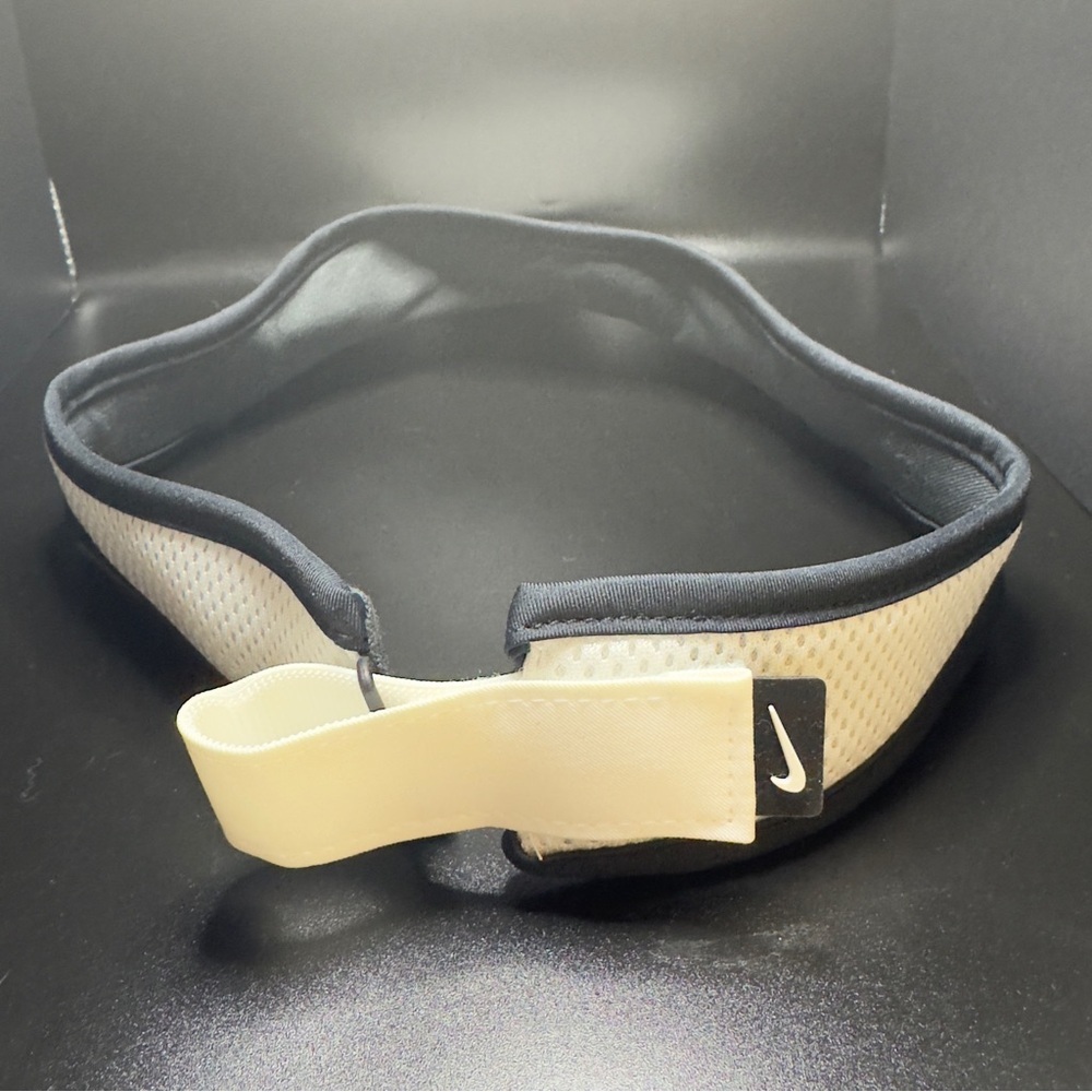 Nike Black and White Sports Visor - Picture 3 of 4
